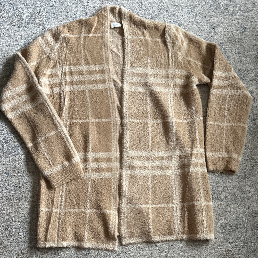 Cyrus sweater cardigan
Size L
Tan and beige